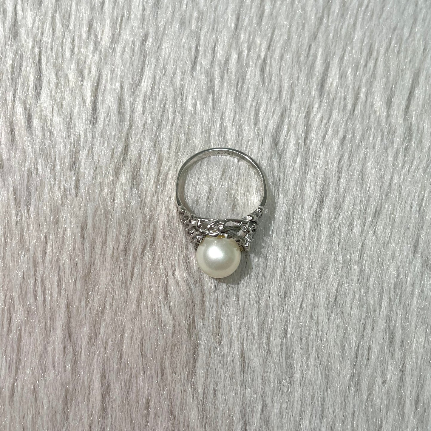 Elegant pearl ring