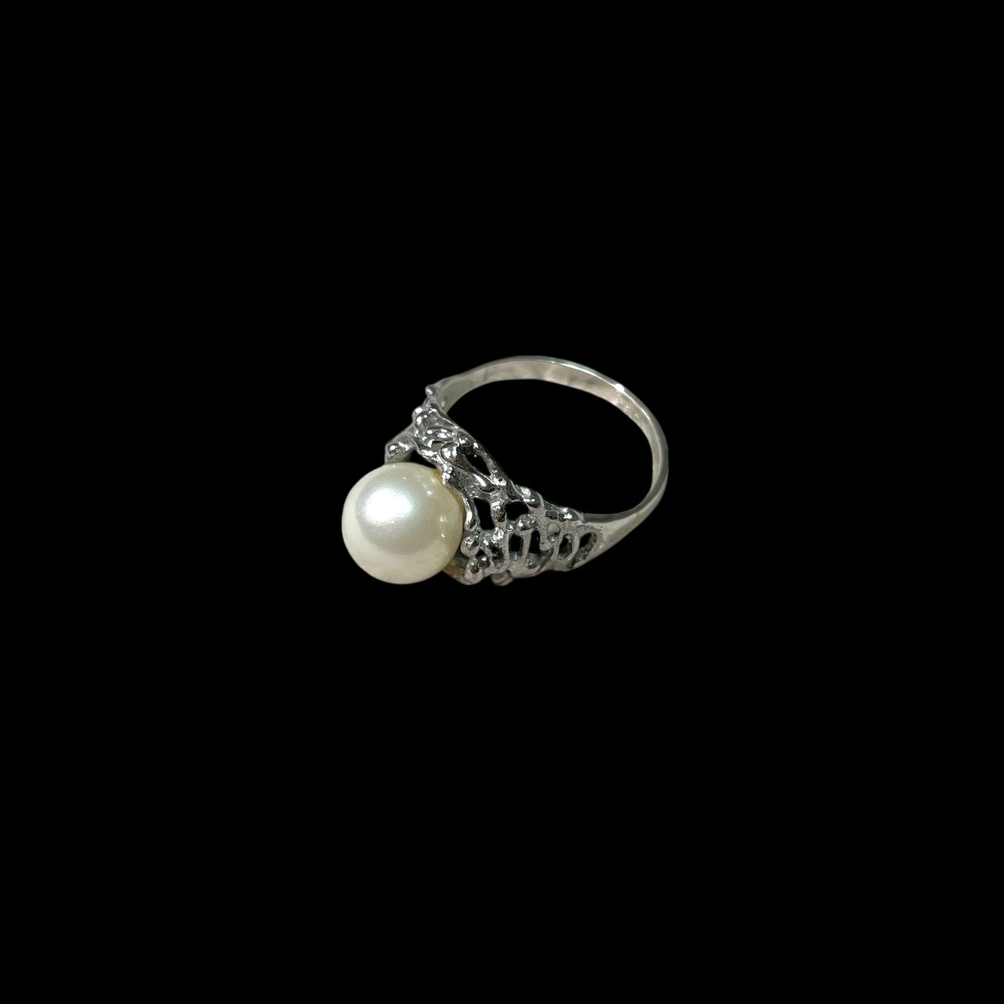 Elegant pearl ring