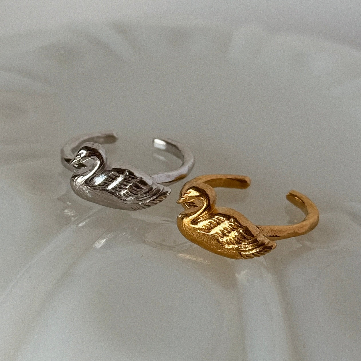 [ gold ] swan pinky