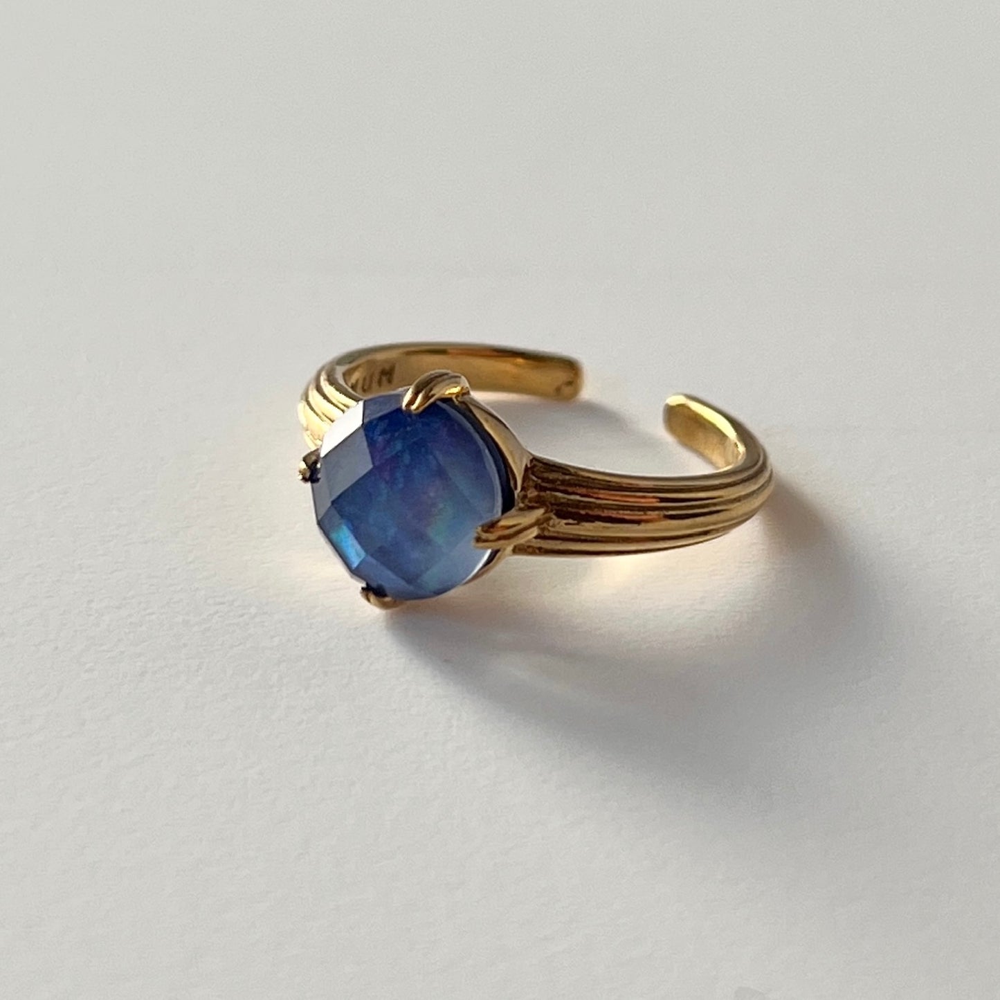 [ lapis lazuli x white shell (multi-faceted) ] croissant gold