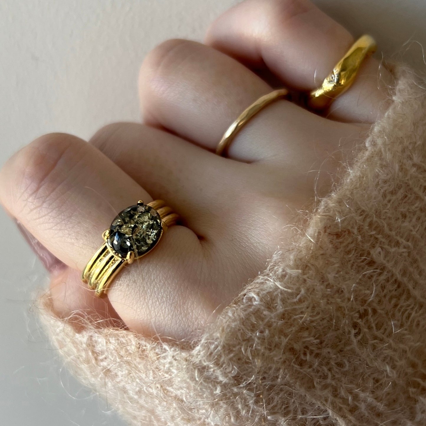 [ black amber ] trois gold
