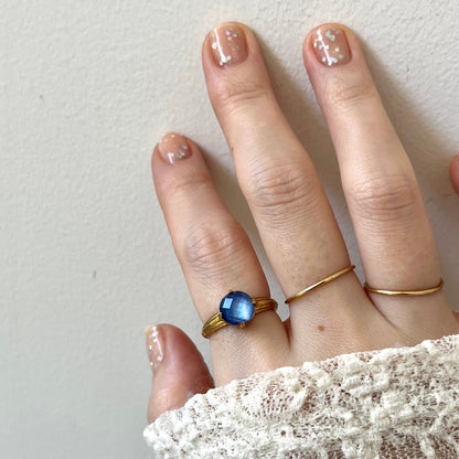 [ lapis lazuli x white shell (multi-faceted) ] croissant gold