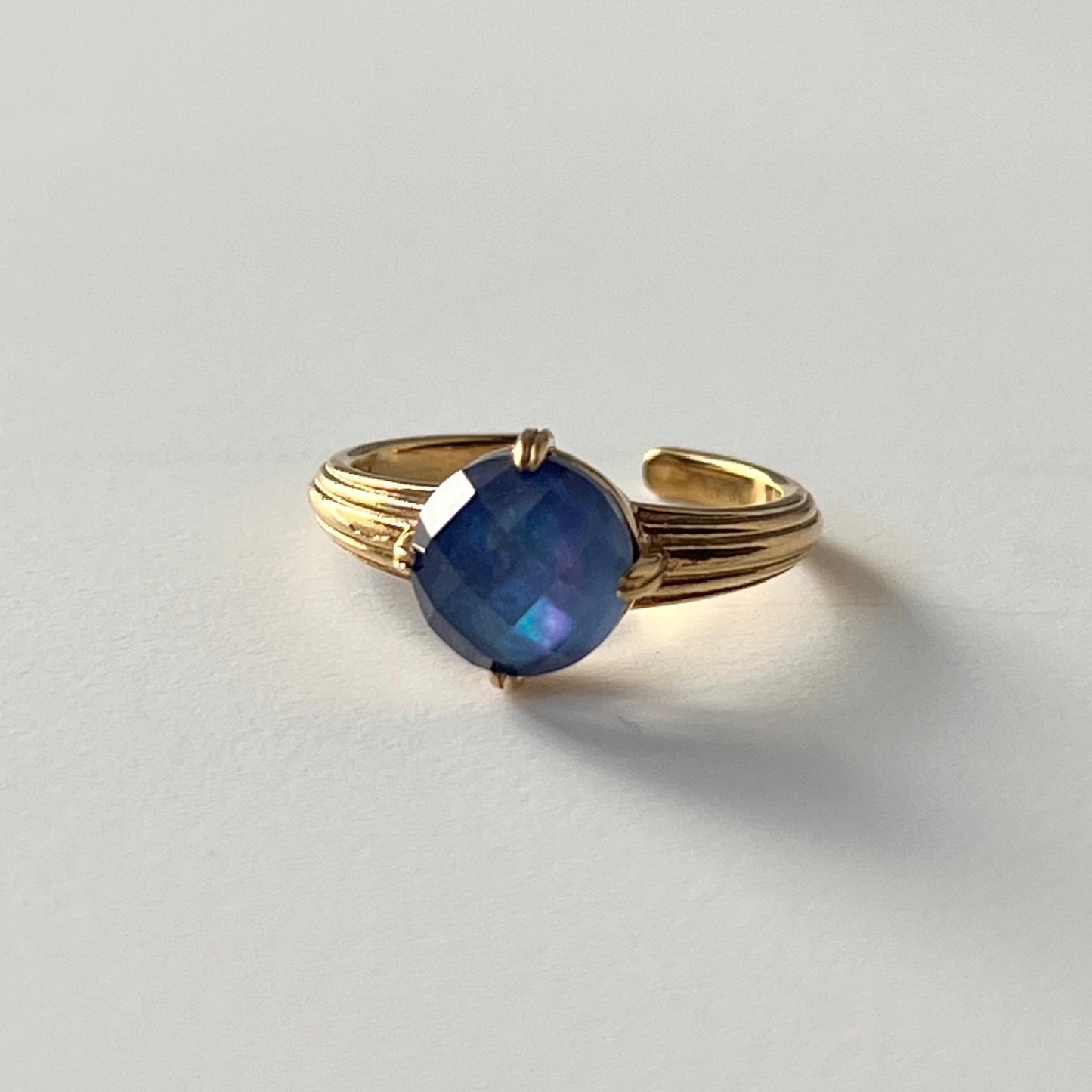 [ lapis lazuli x white shell (multi-faceted) ] croissant gold