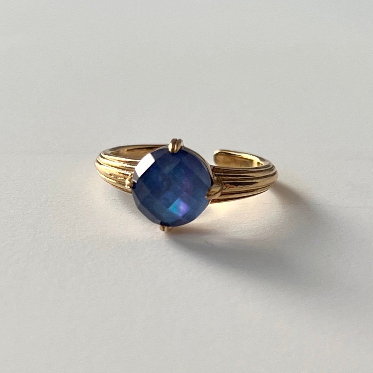 [ lapis lazuli x white shell (multi-faceted) ] croissant gold