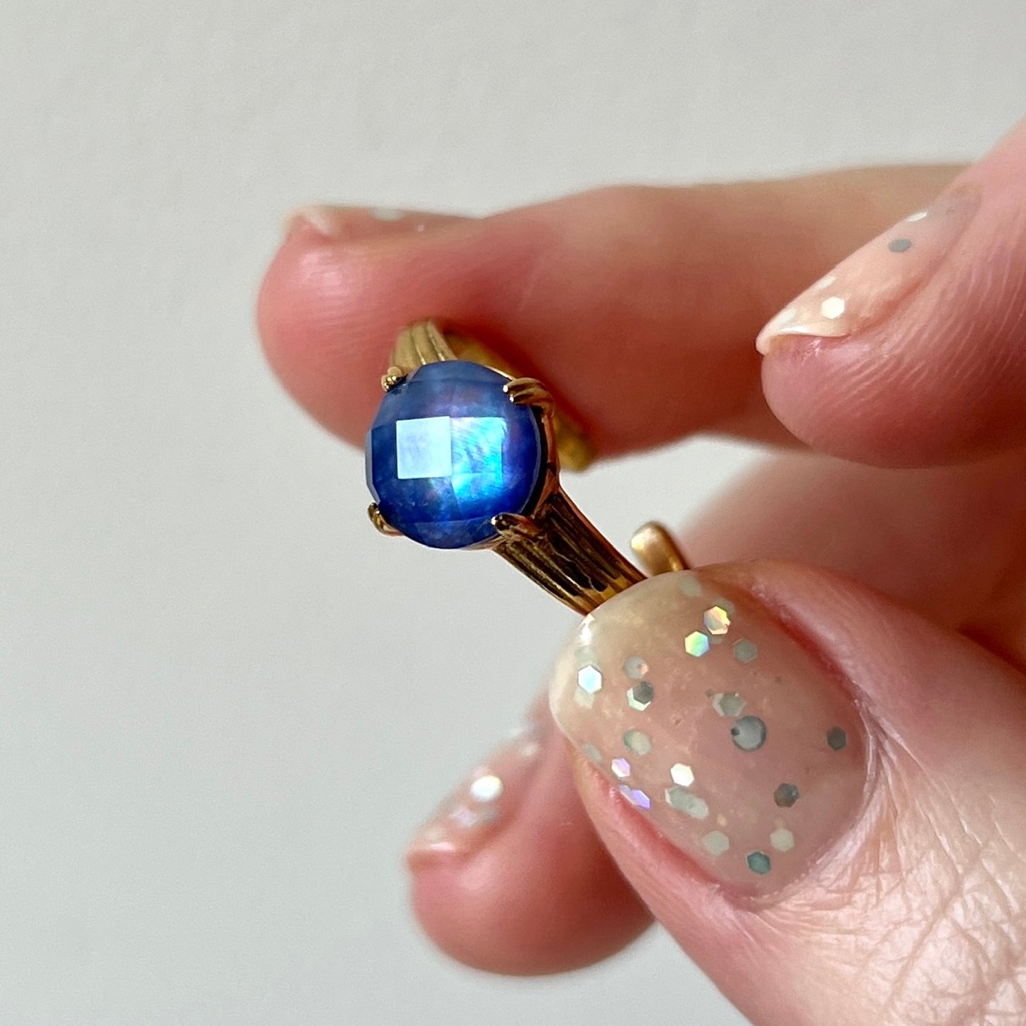 [ lapis lazuli x white shell (multi-faceted) ] croissant gold
