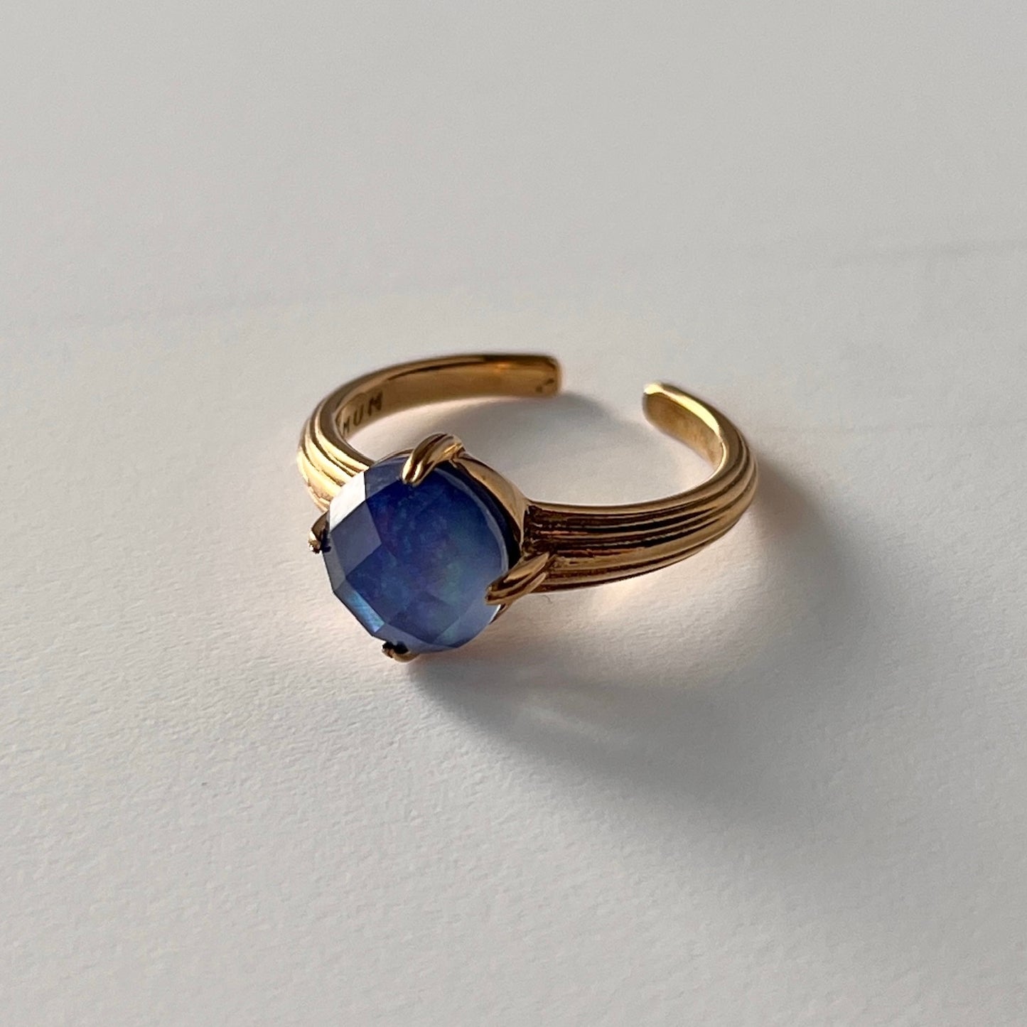 [ lapis lazuli x white shell (multi-faceted) ] croissant gold