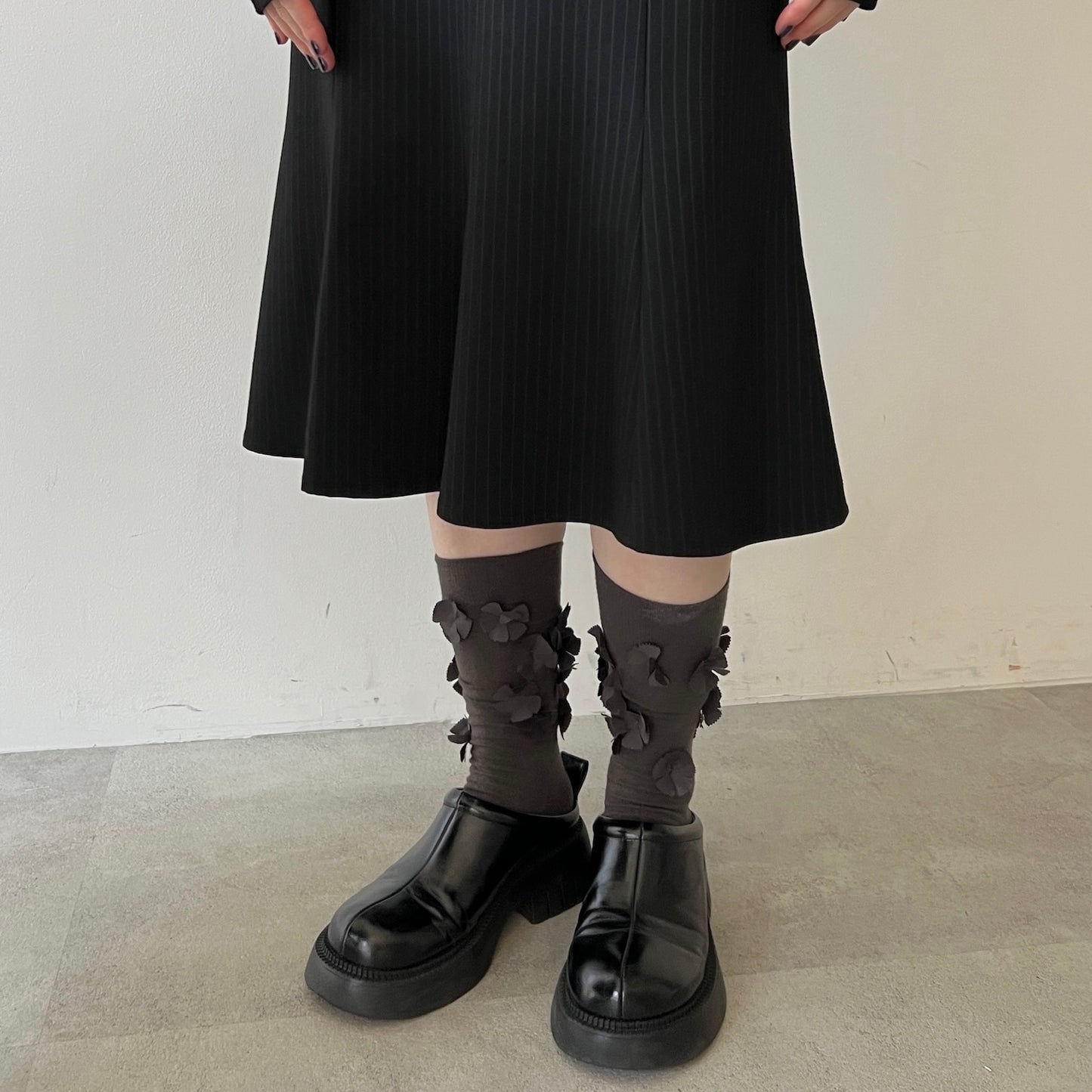 【CHARCOAL GRAY】flower motif socks