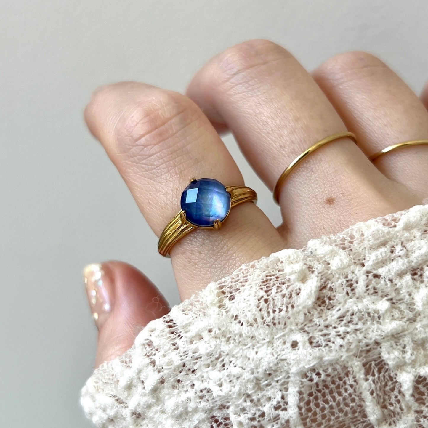 [ lapis lazuli x white shell (multi-faceted) ] croissant gold