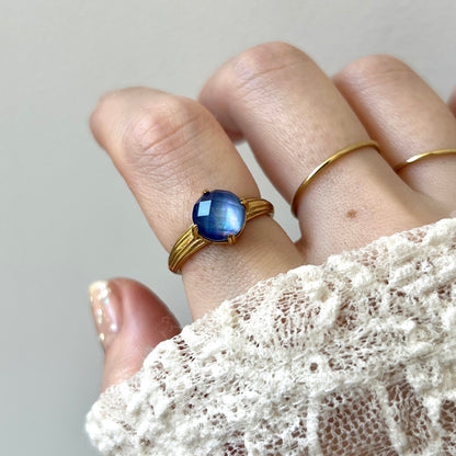 [ lapis lazuli x white shell (multi-faceted) ] croissant gold