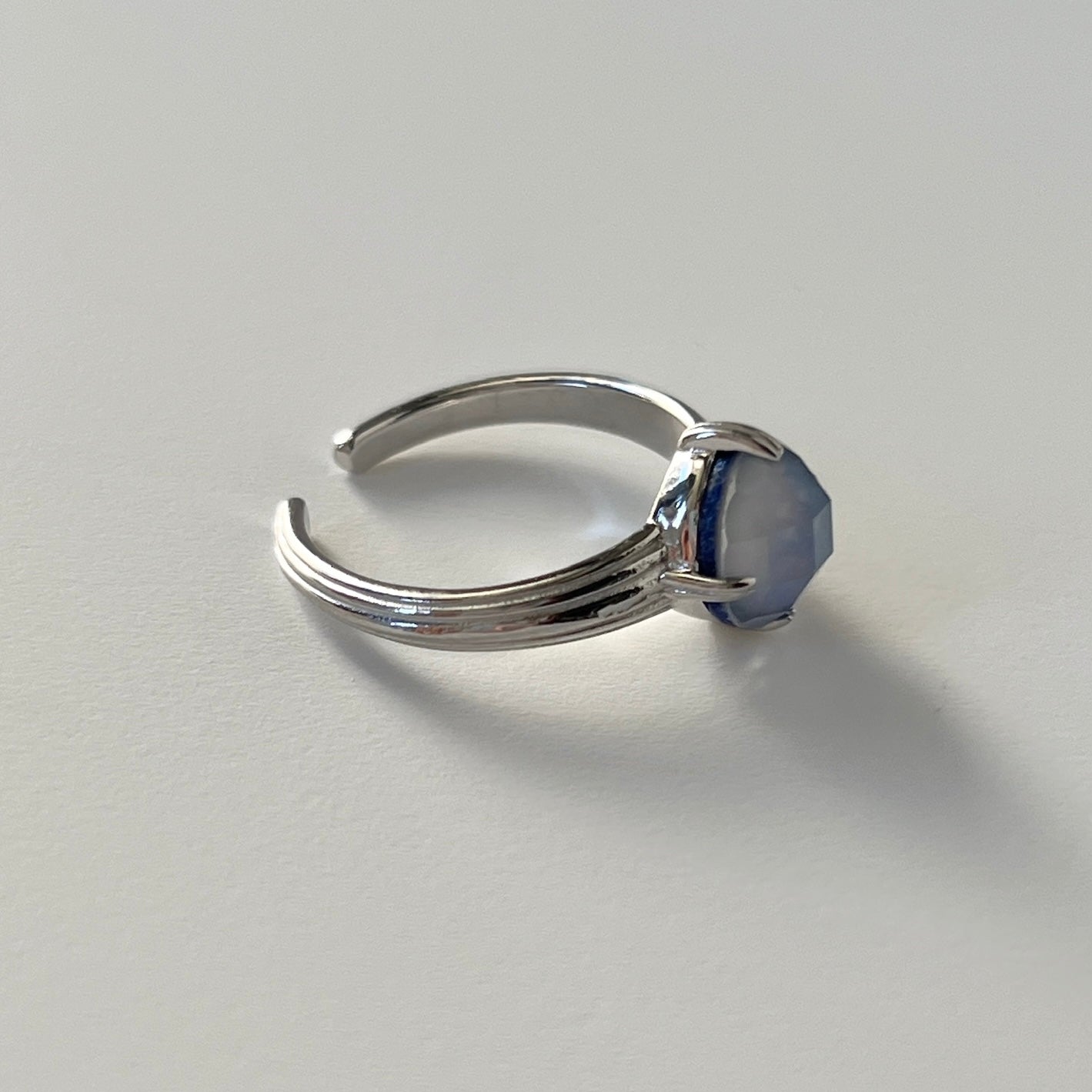 [ lapis lazuli x white shell (multi-faceted) ] croissant silver