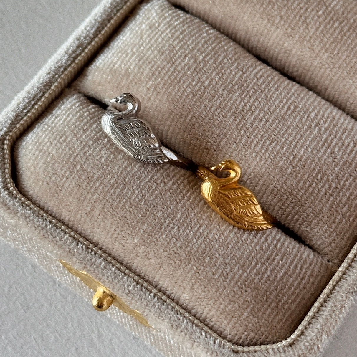 [ gold ] swan pinky