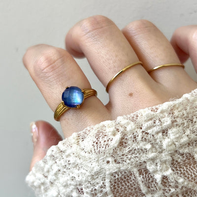 [ lapis lazuli x white shell (multi-faceted) ] croissant gold