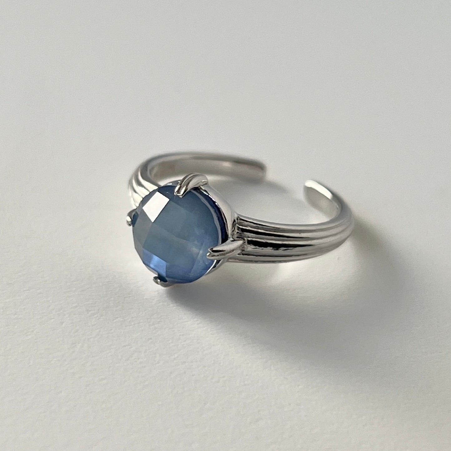 [ lapis lazuli x white shell (multi-faceted) ] croissant silver