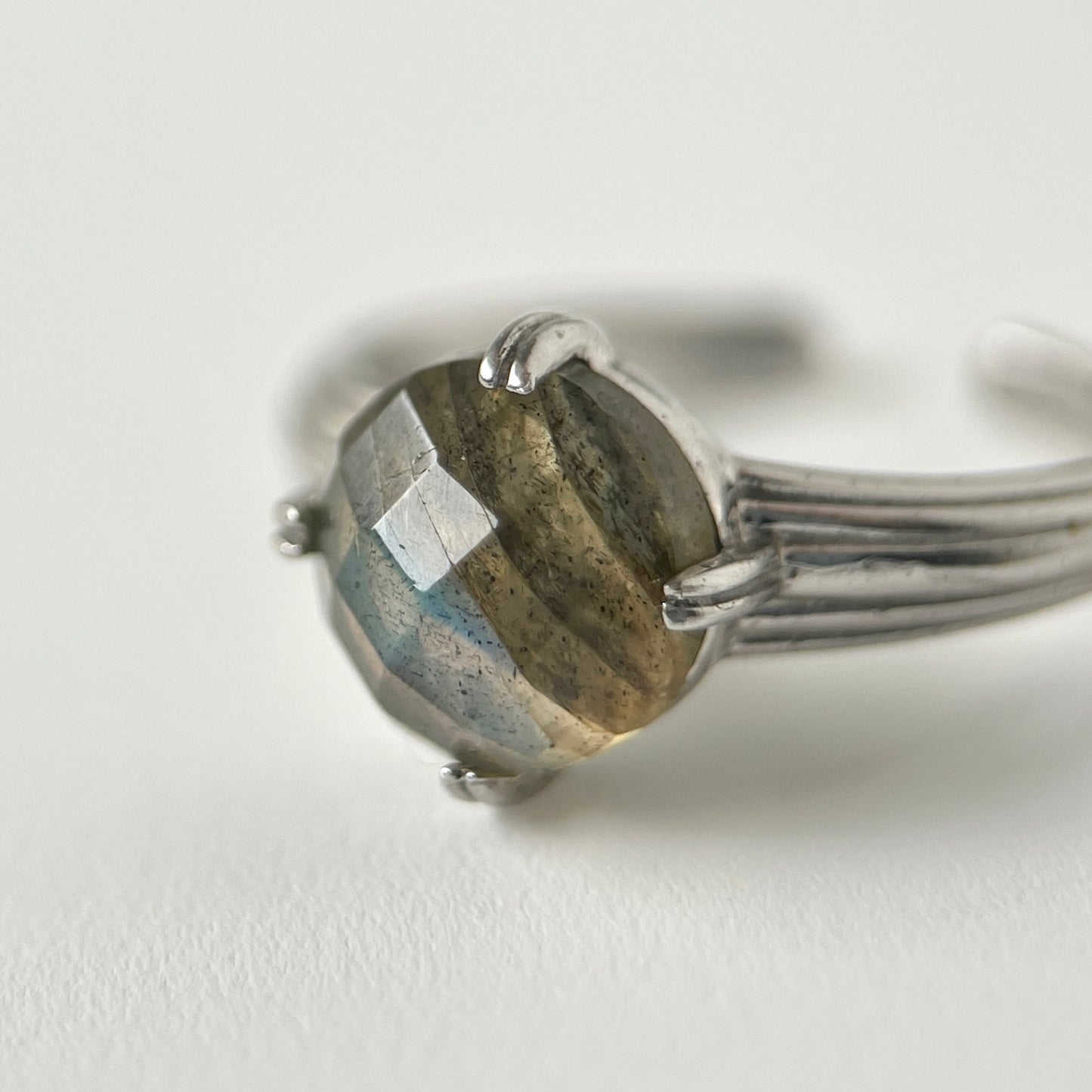 [ labradorite (rose cut) ] croissant silver