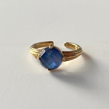 [ lapis lazuli x white shell (multi-faceted) ] croissant gold
