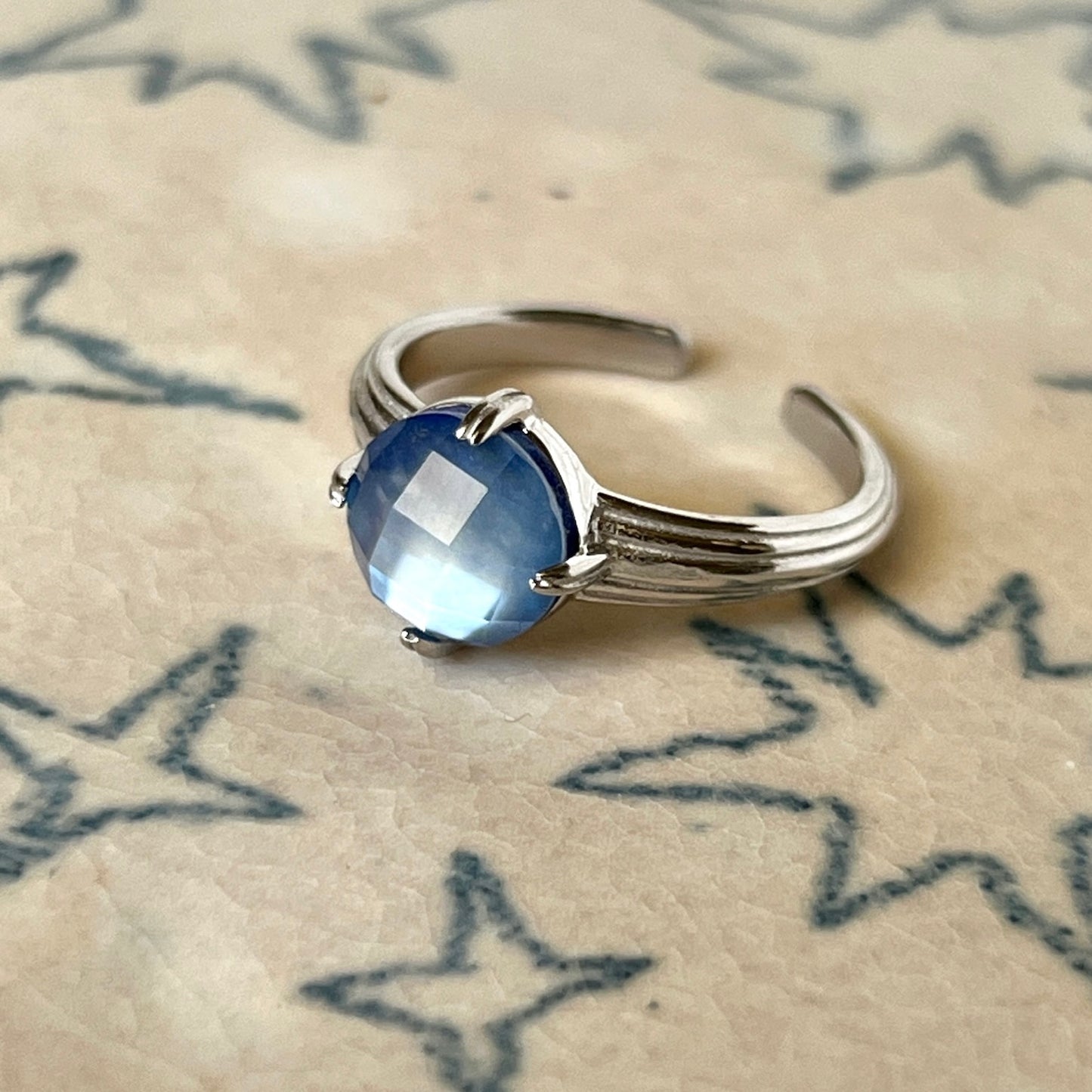 [ lapis lazuli x white shell (multi-faceted) ] croissant silver