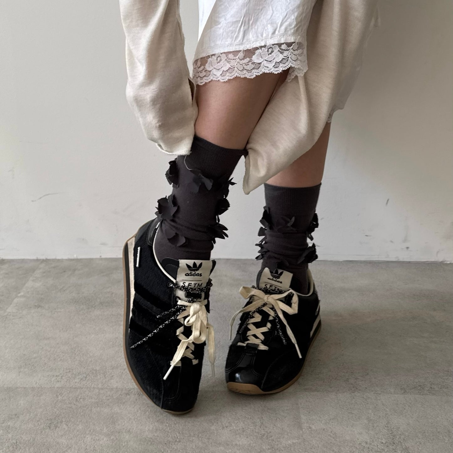 【CHARCOAL GRAY】flower motif socks