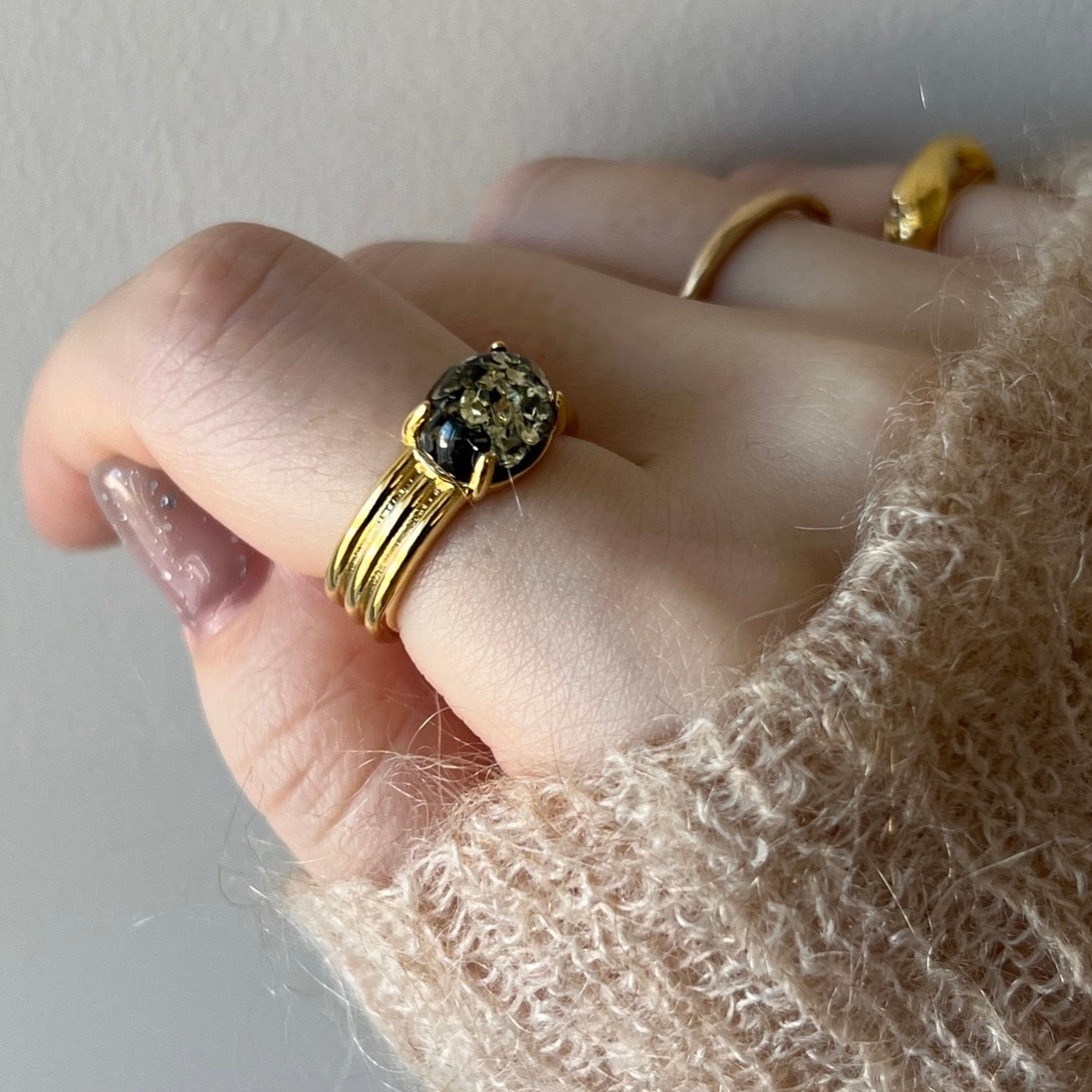 [ black amber ] trois gold