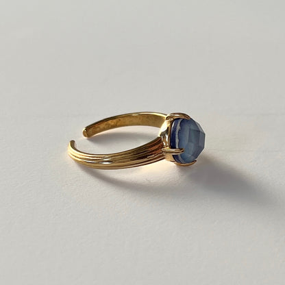 [ lapis lazuli x white shell (multi-faceted) ] croissant gold