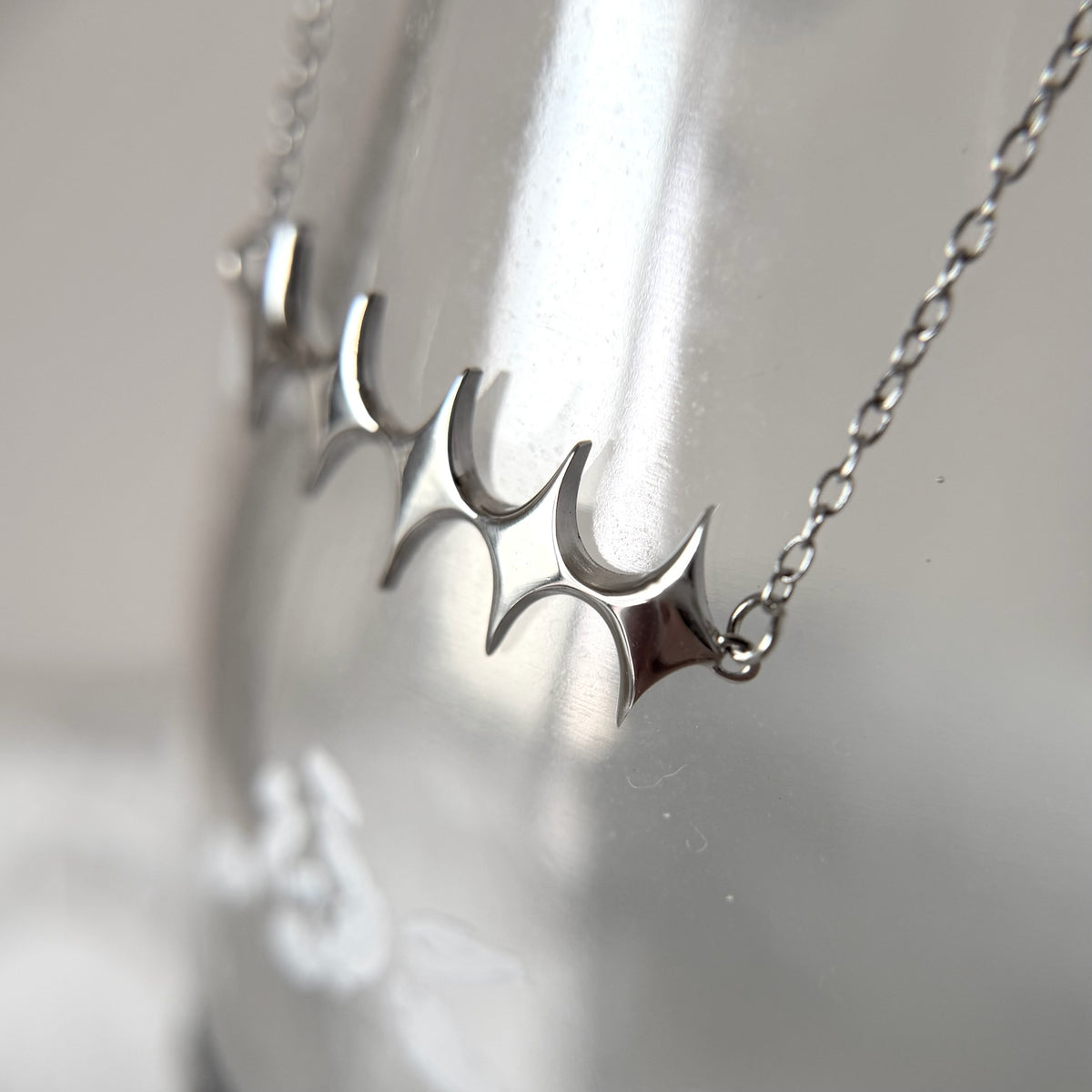 [ silver ] diamond shaped necklace
