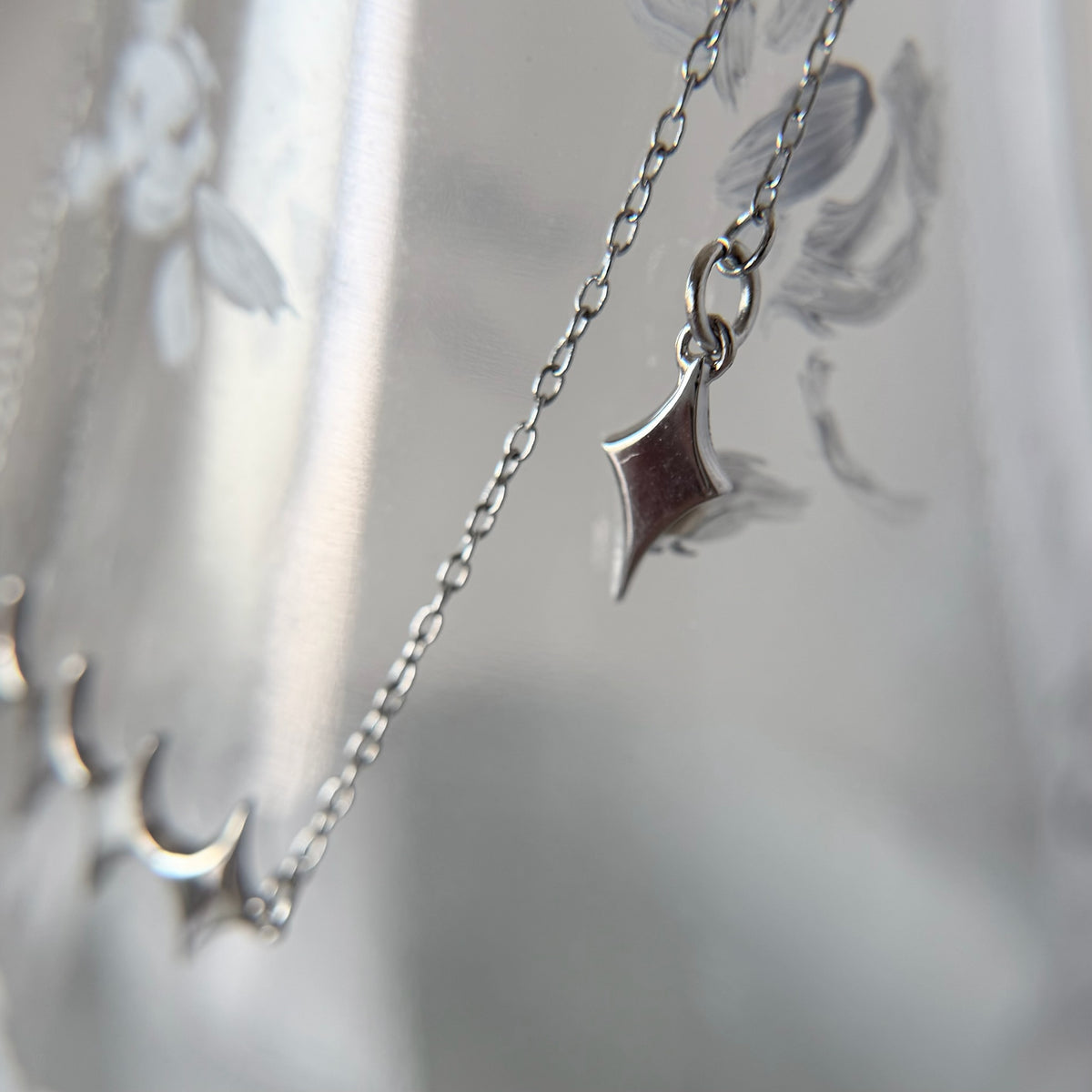 [ silver ] diamond shaped necklace