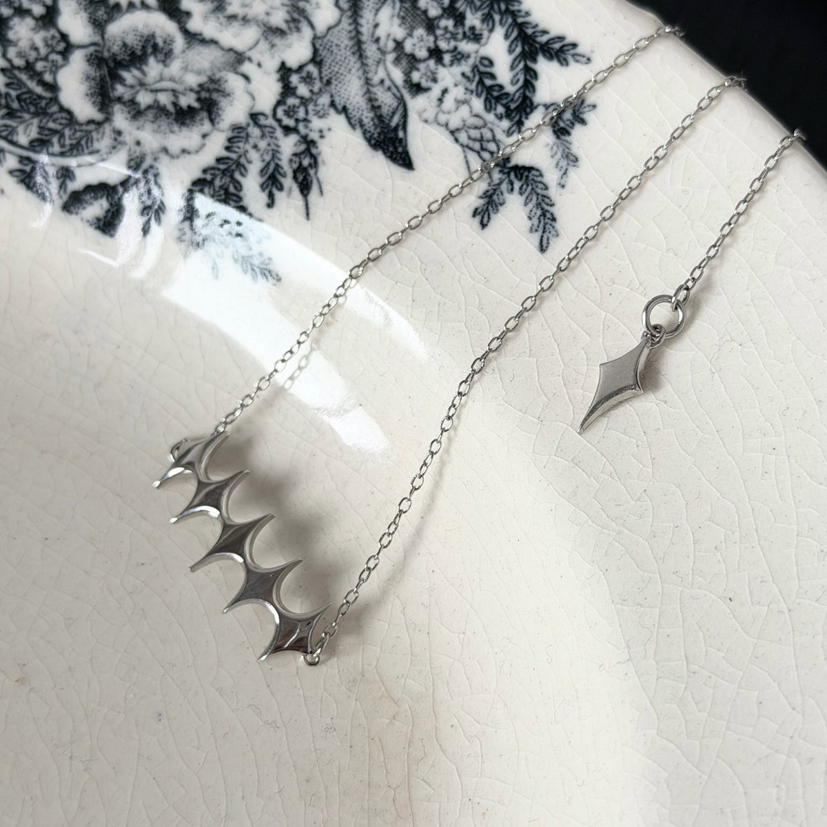 [ silver ] diamond shaped necklace