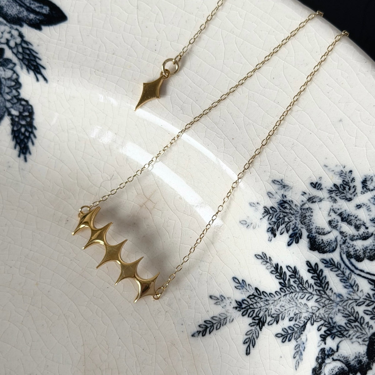 [ gold ] diamond shaped necklace