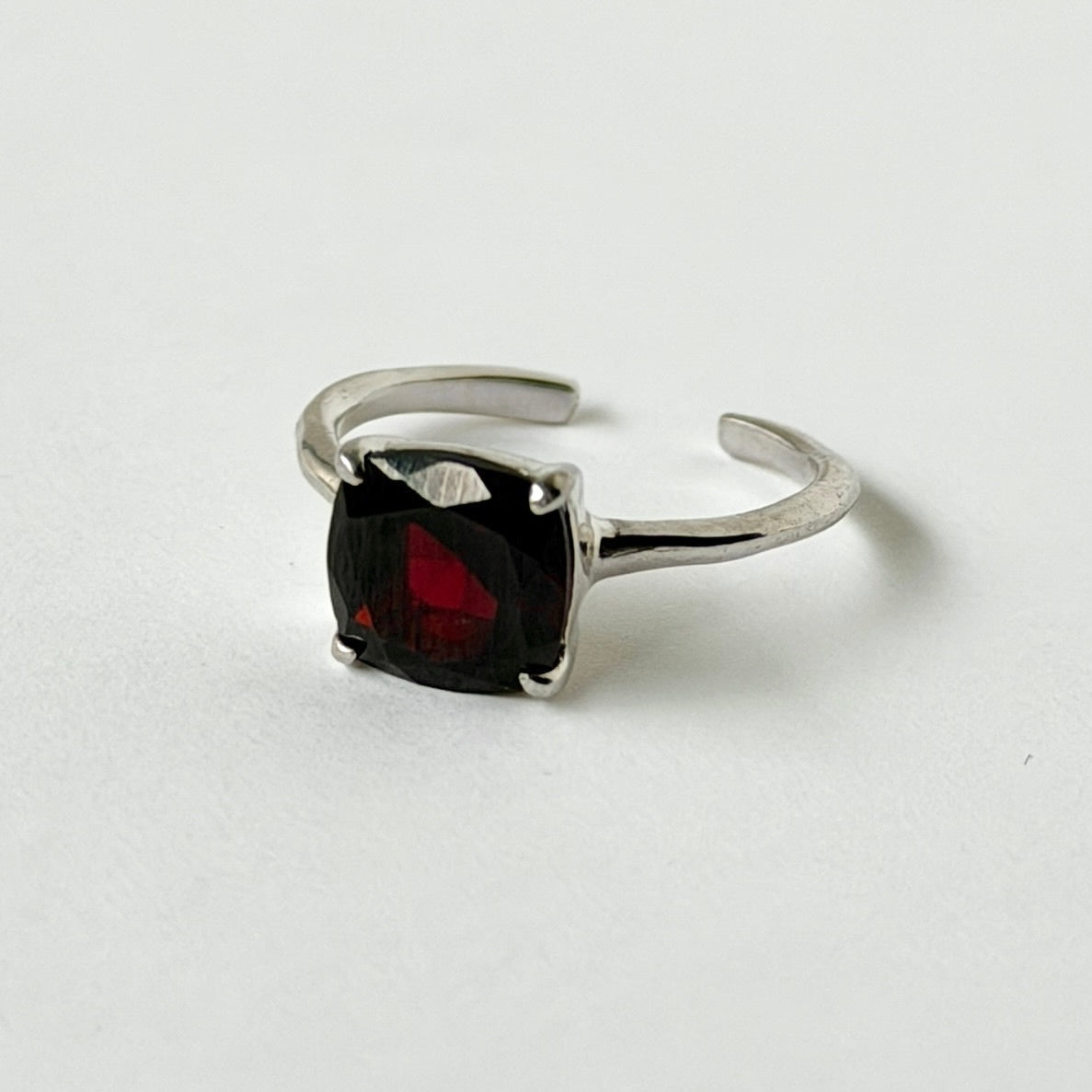 [ garnet ] square faceted cut silver