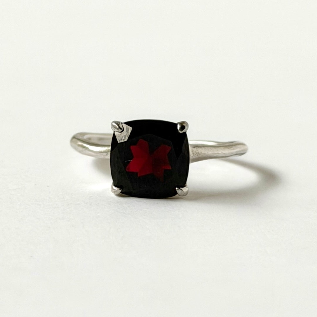 [ garnet ] square faceted cut silver