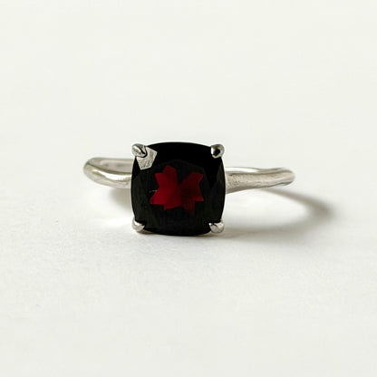 [ garnet ] square faceted cut silver