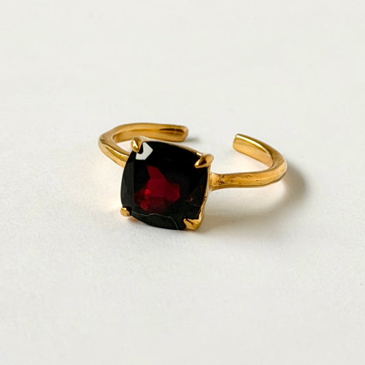 [ garnet ] square faceted cut gold