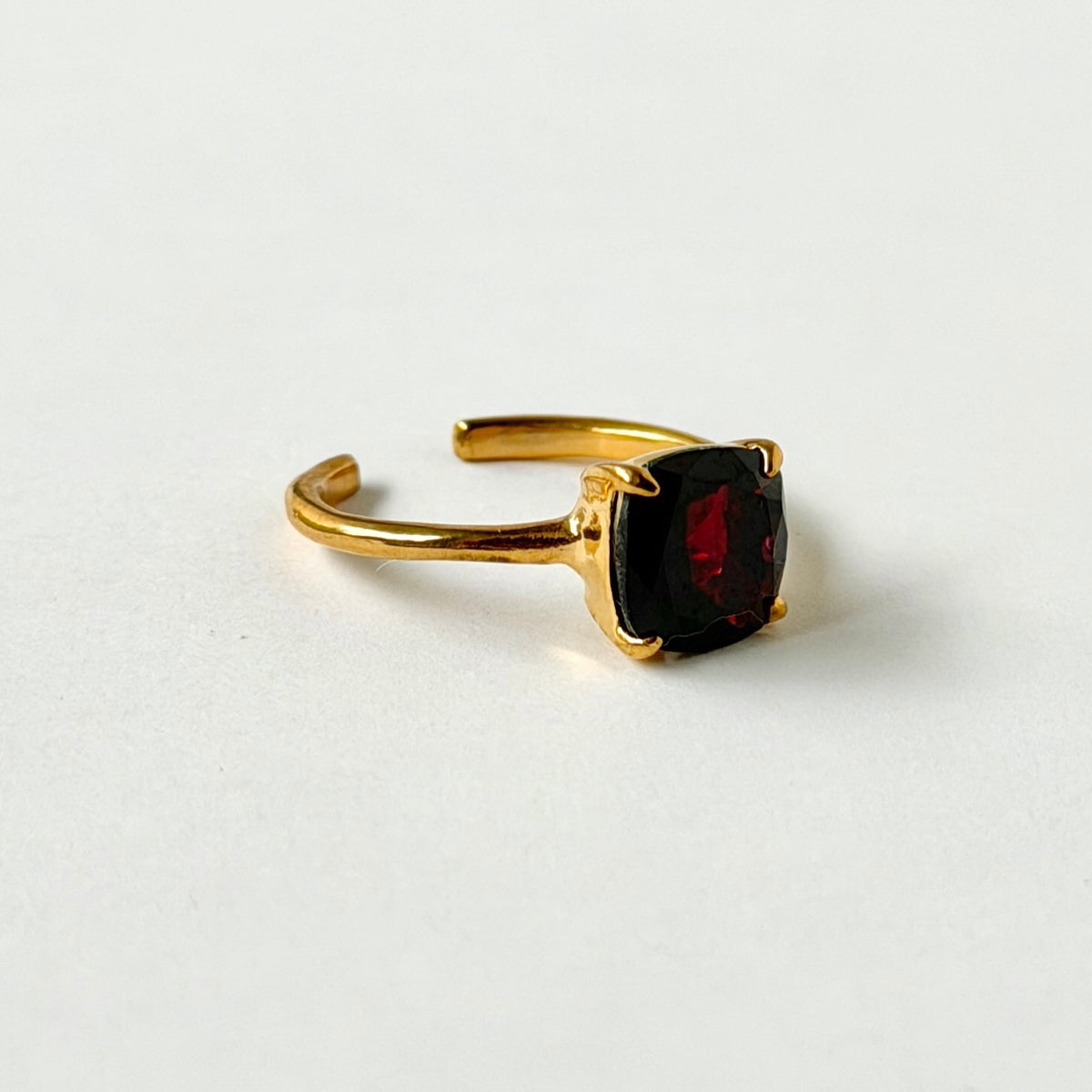 [ garnet ] square faceted cut gold
