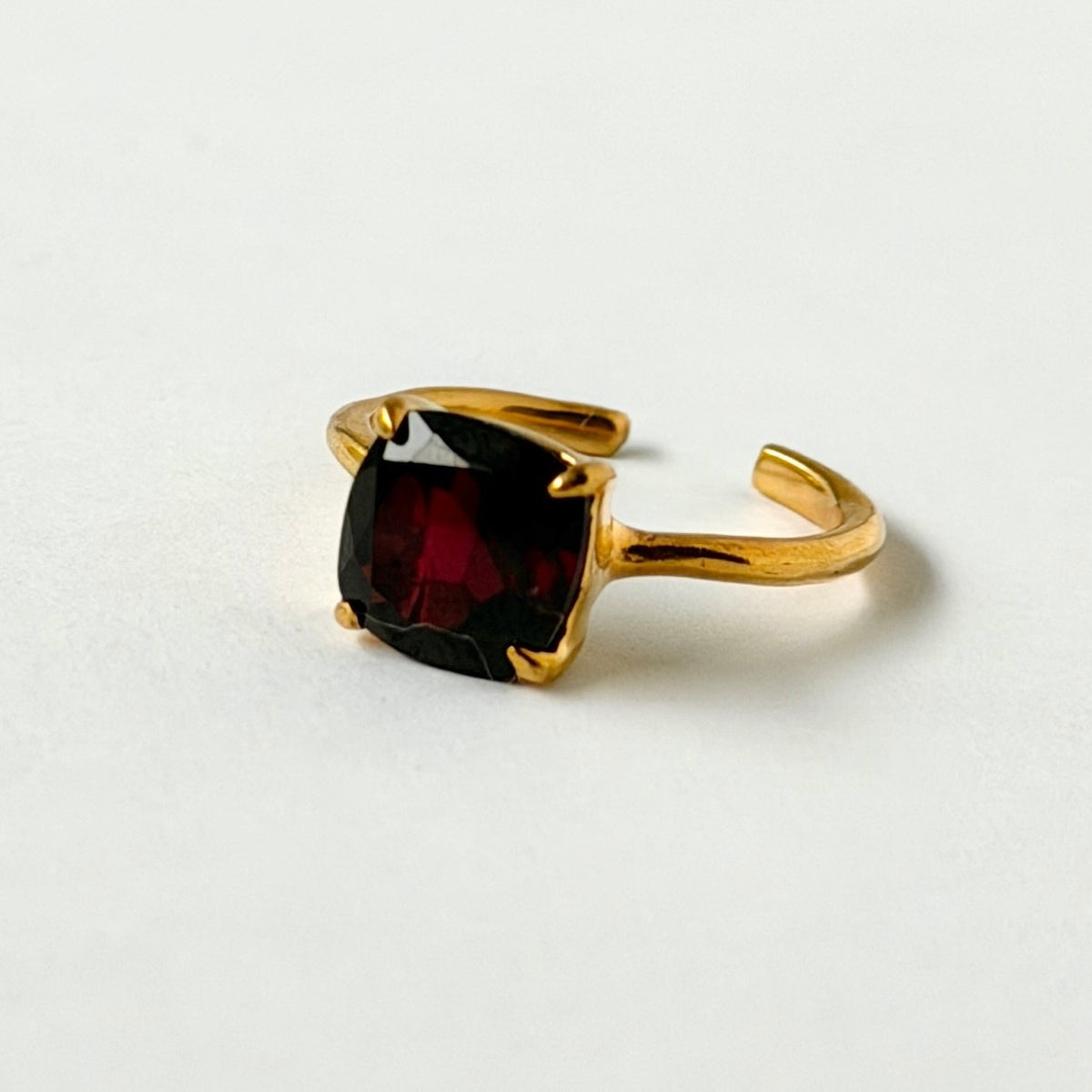 [ garnet ] square faceted cut gold