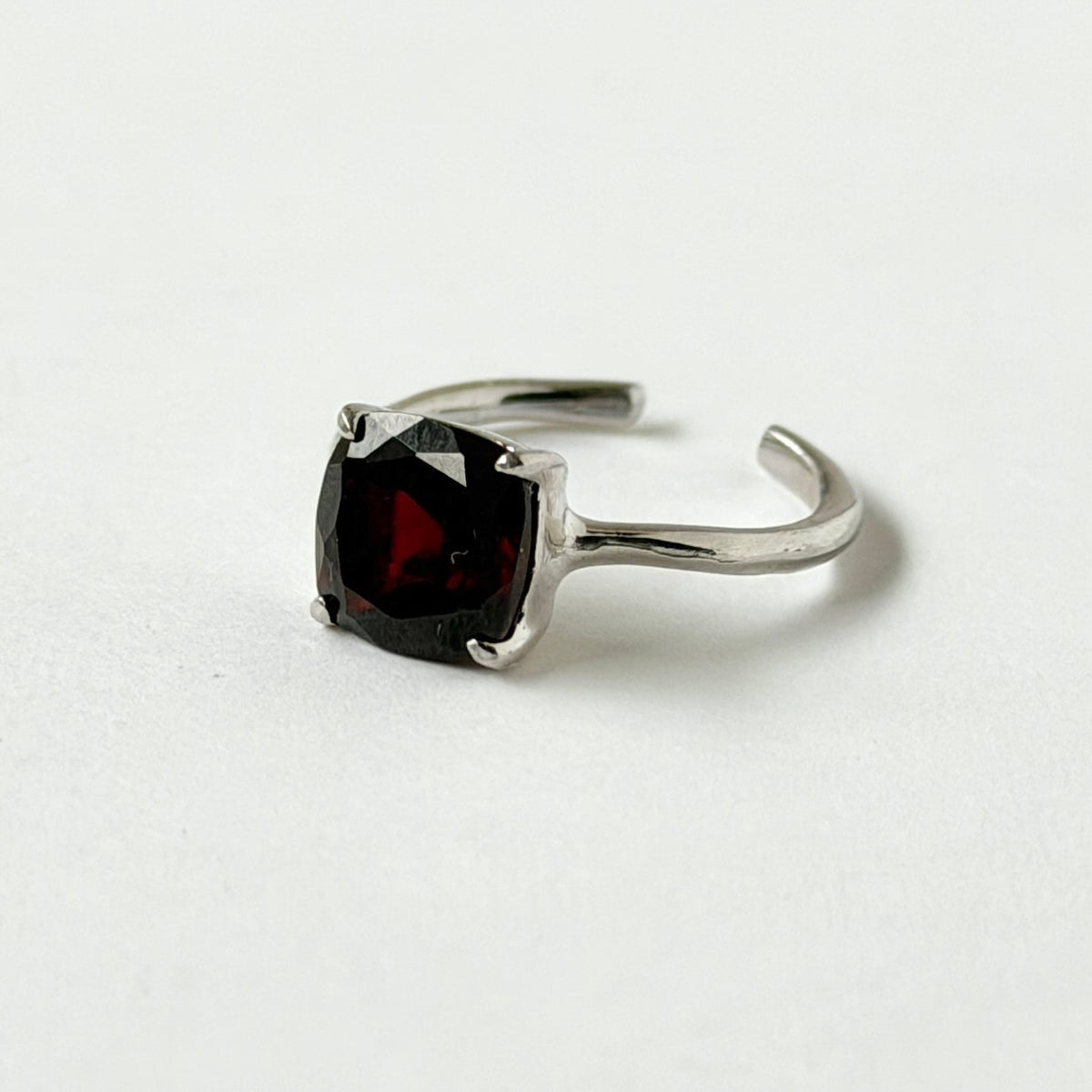 [ garnet ] square faceted cut silver