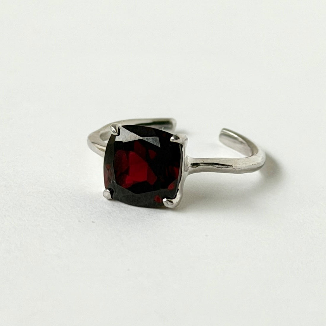 [ garnet ] square faceted cut silver