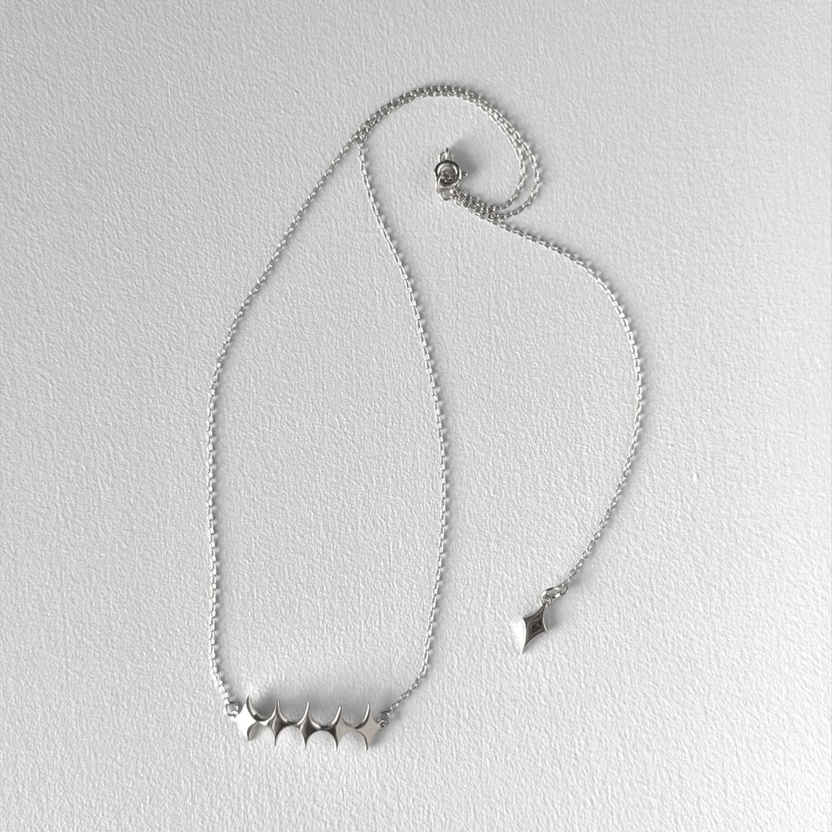 [ silver ] diamond shaped necklace