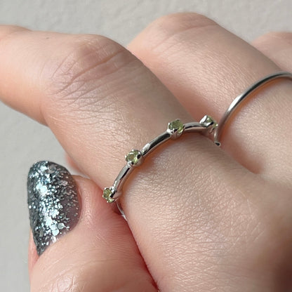 [ peridot ] um garland ring silver
