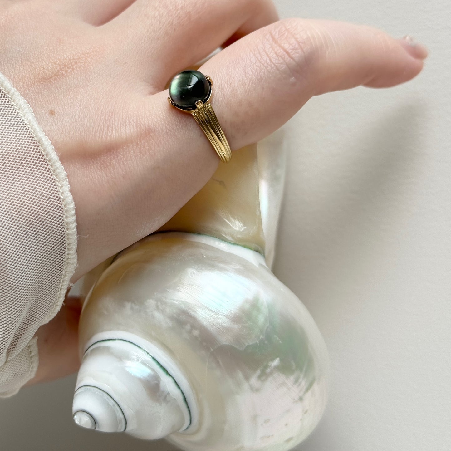 [ black shell ] croissant gold
