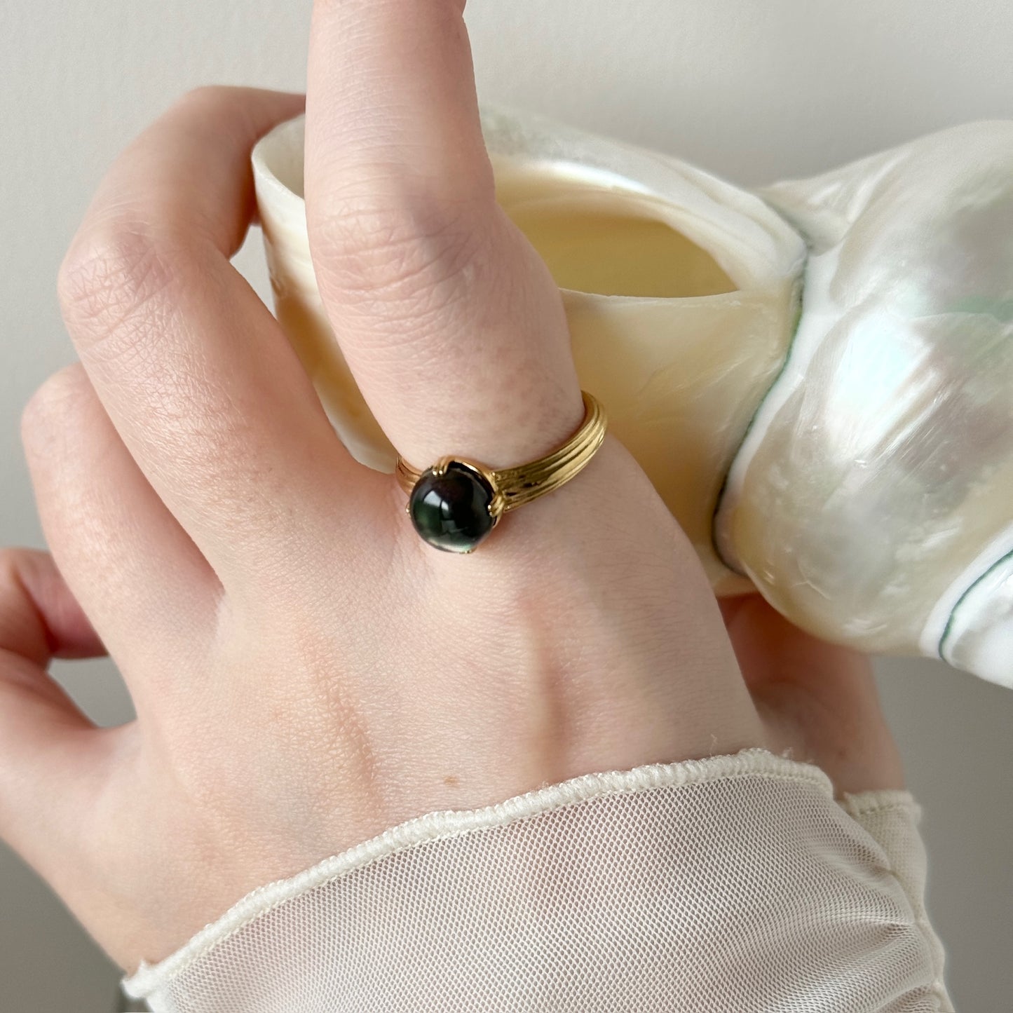 [ black shell ] croissant gold