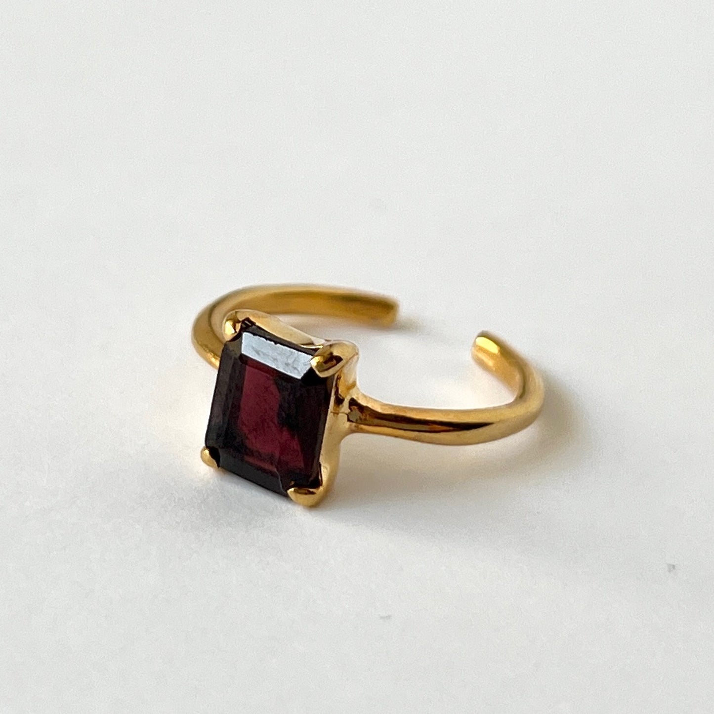 [ garnet ] rectangle faceted cut gold