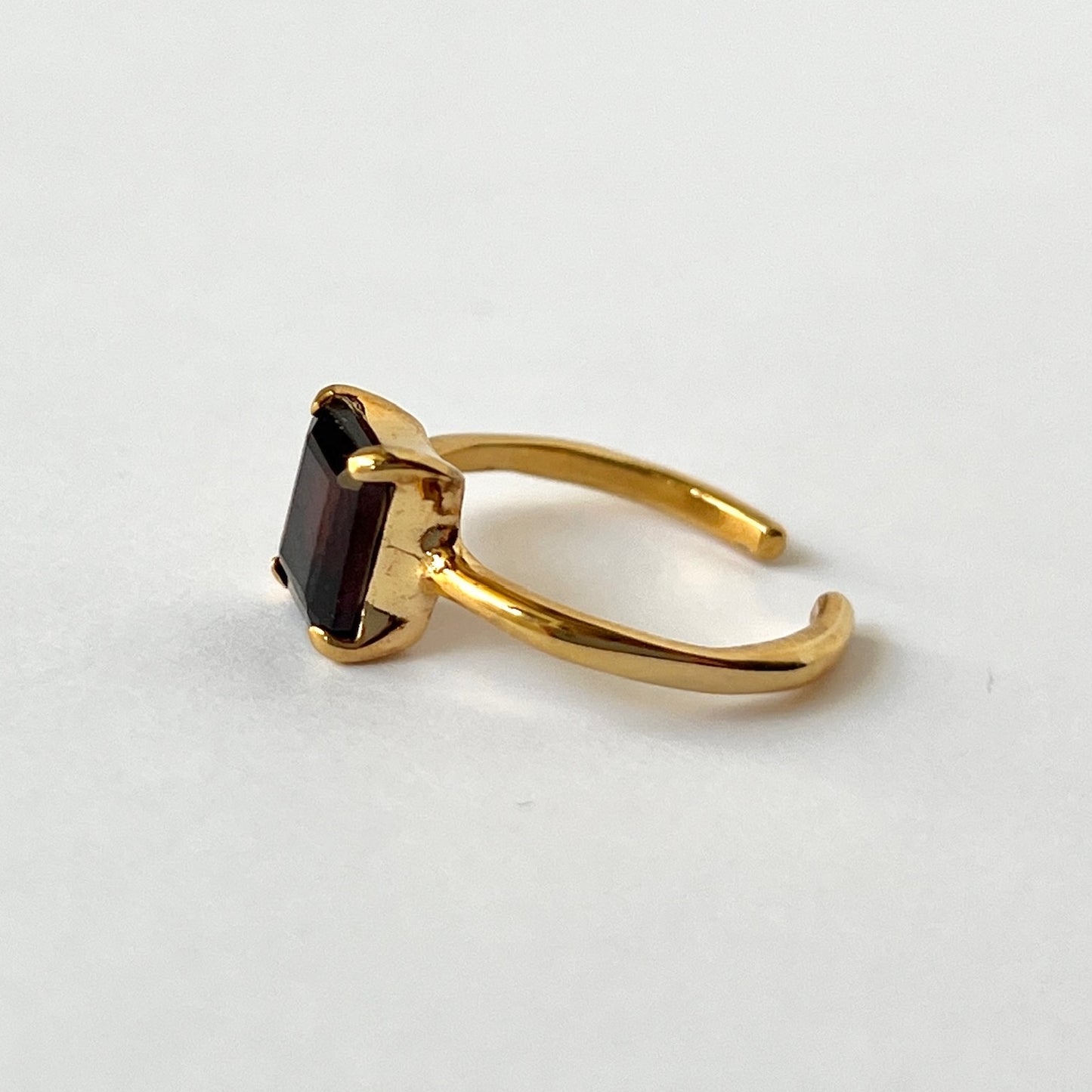 [ garnet ] rectangle faceted cut gold