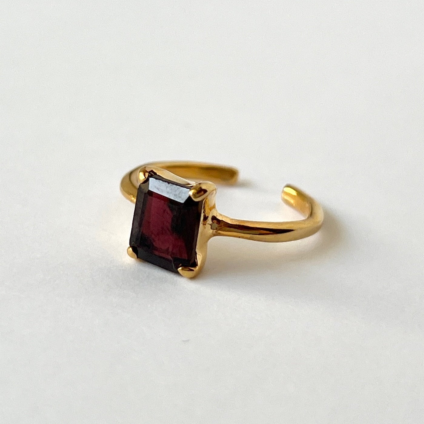 [ garnet ] rectangle faceted cut gold