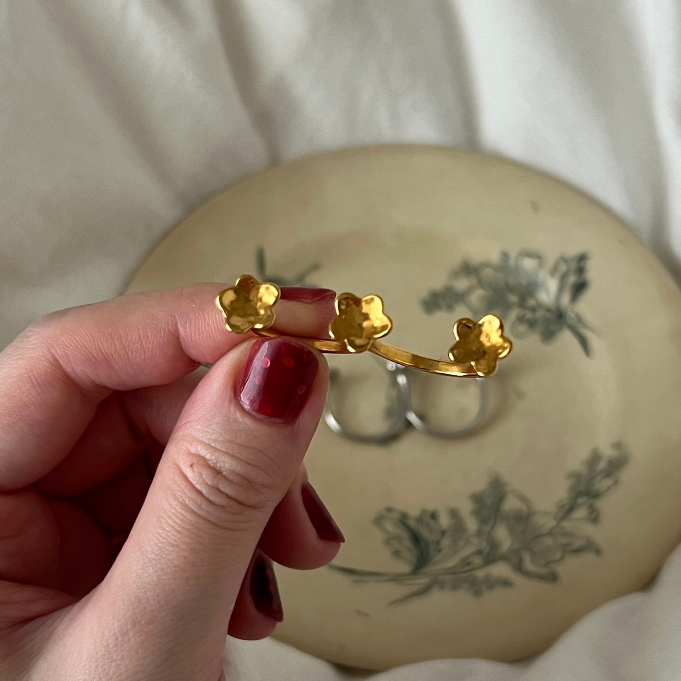 [ gold ] flos