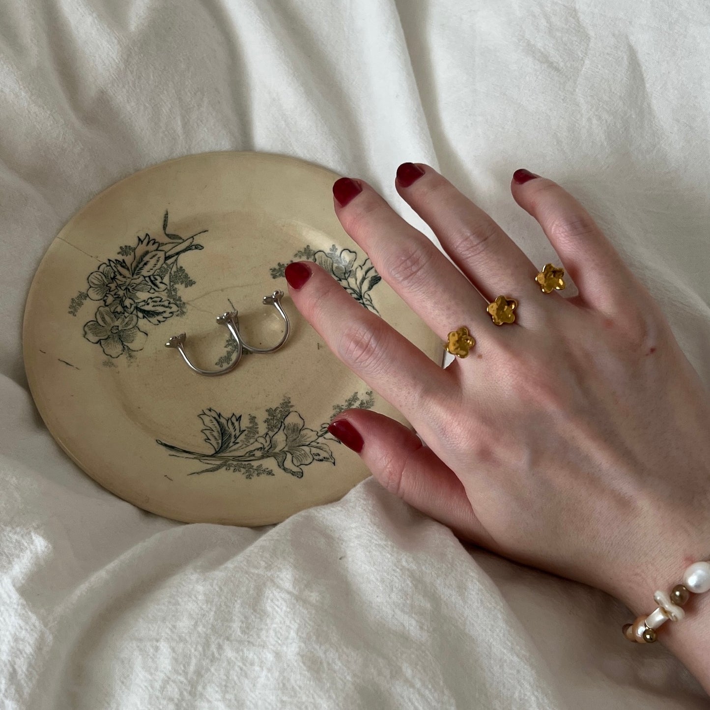 [ gold ] flos