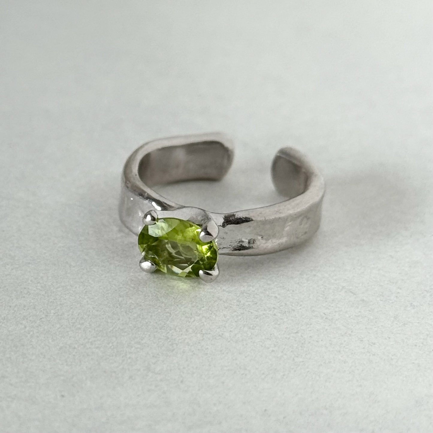 [ peridot ] um silver ring