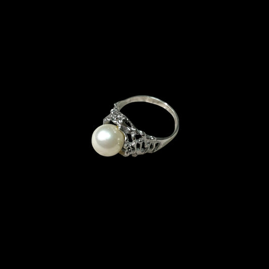 Elegant pearl ring