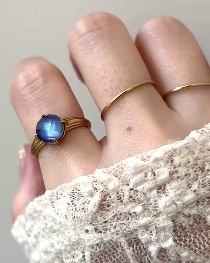 [ lapis lazuli x white shell (multi-faceted) ] croissant gold