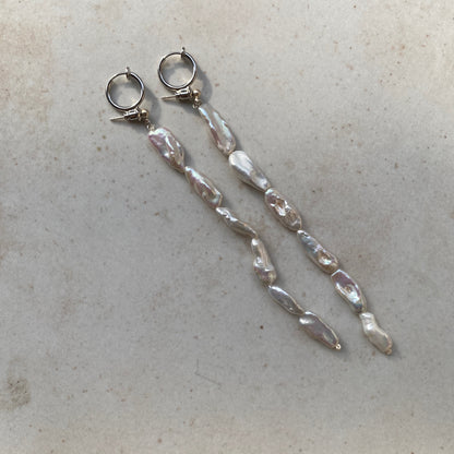 [ aurora pearl ] mid-length piercings