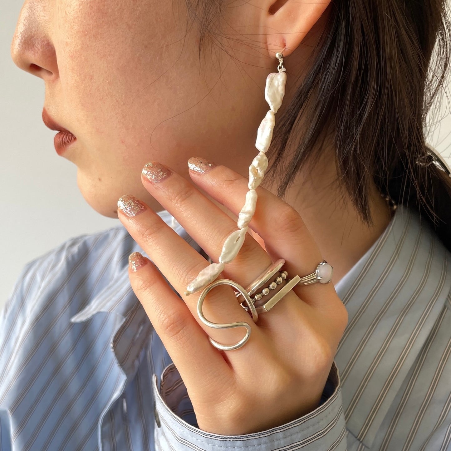 [ aurora pearl ] mid-length piercings