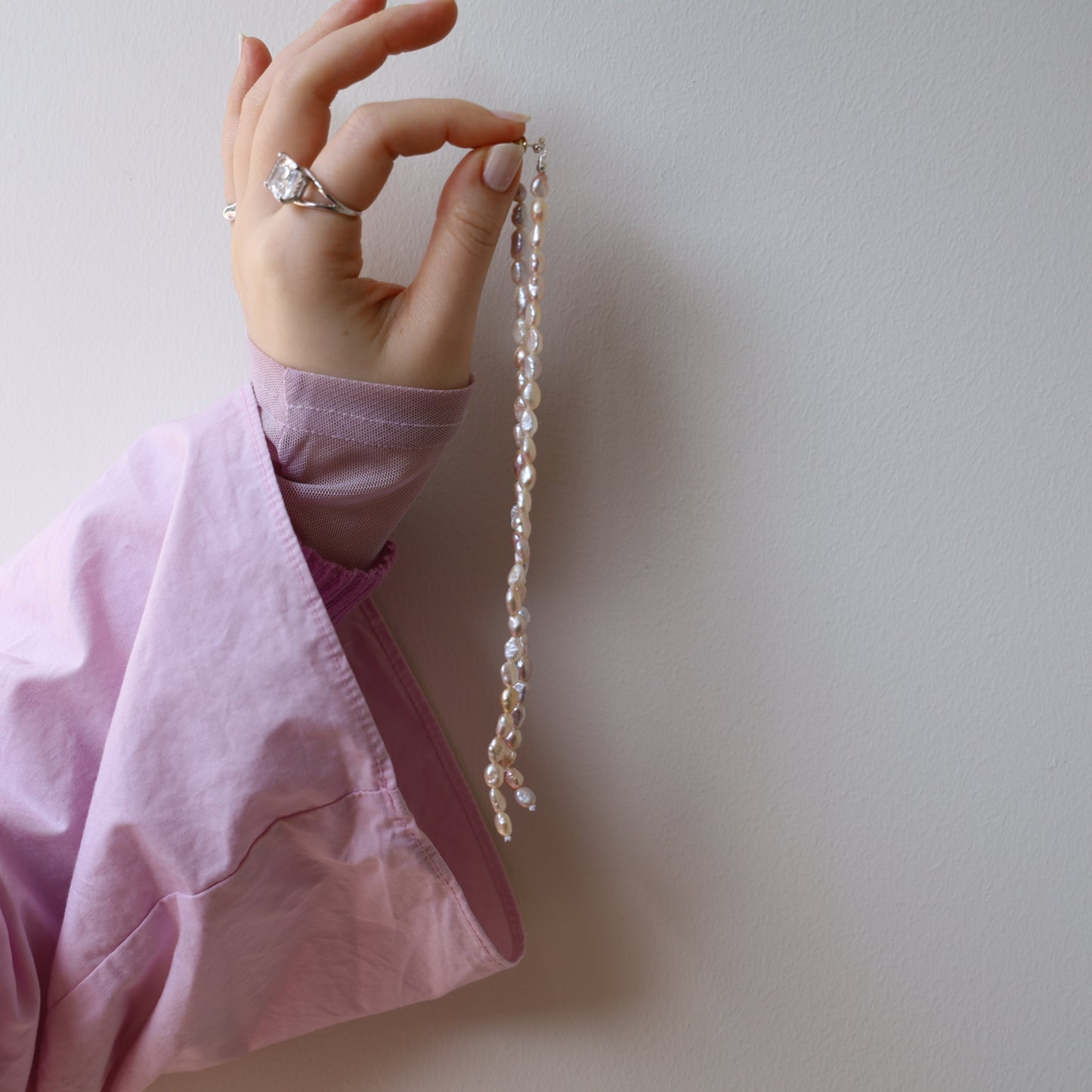 [ small aurora pink pearl ] long-length piercings